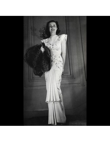 Jean Patou - robe portée par la mannequin Maggy Sarragne (1946) rembourrage situé sous