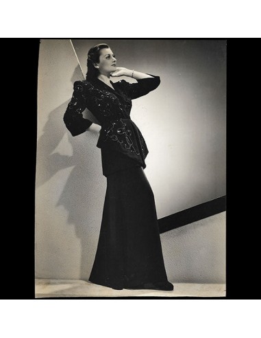 Jean Patou - veste brodée portée par la mannequin Maggy Sarragne (circa 1946) sur le site 