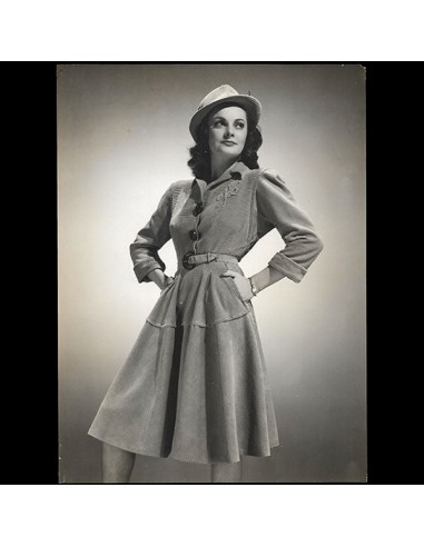 Jean Patou - ensemble porté par la mannequin Maggy Sarragne (circa 1946) une grave pollution 