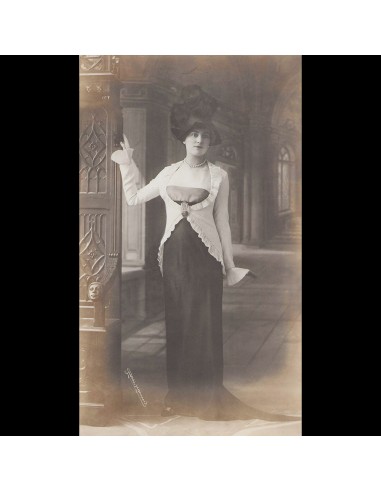 Paquin - Jeanne Dirys Iribe wearing a dress by Paul Iribe for la Rue de la Paix, photograph by Henri Manuel (1912) online