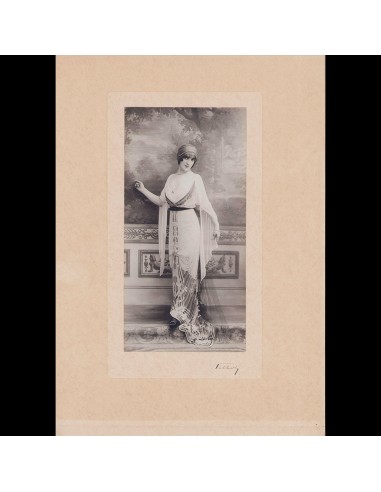 Maison Richard - Mademoiselle Florval, photographie du Studio Talbot (circa 1912) ou a consommer sur place