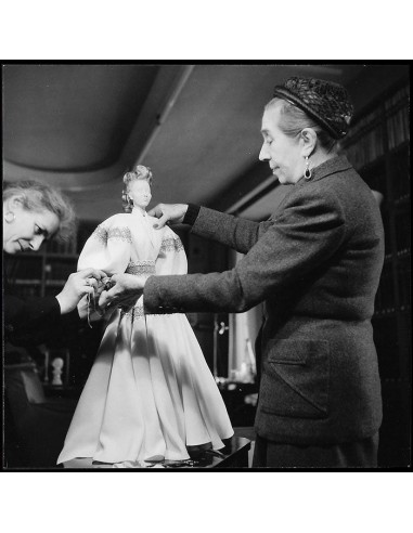 Jeanne Lanvin - Portrait de la couturière habillant une poupée du Théâtre de la Mode en 1945 de technologie